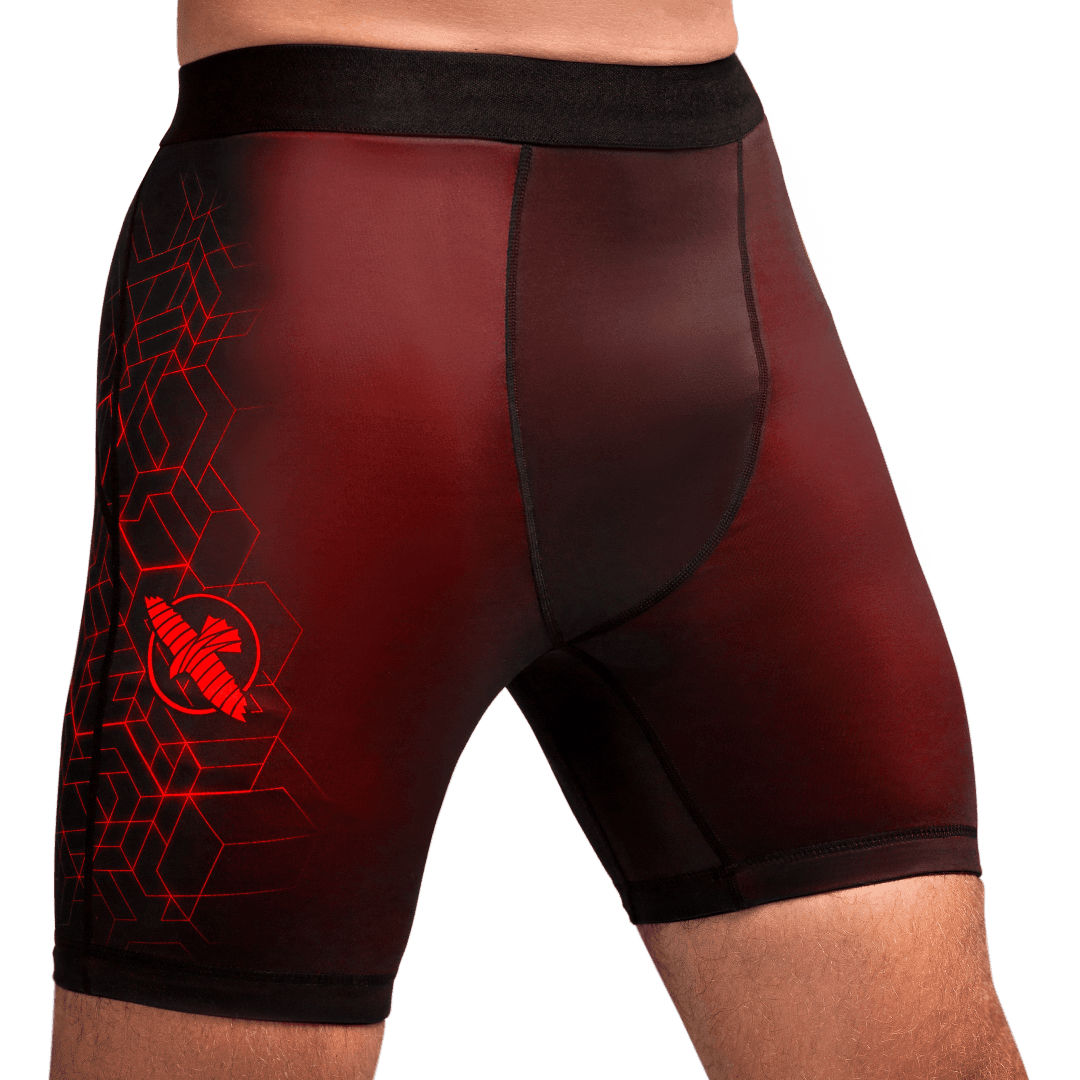 Vorderansicht der roten Vale Tudo Hayabusa Geo Shorts, Kompressionsshorts mit geometrischem Design