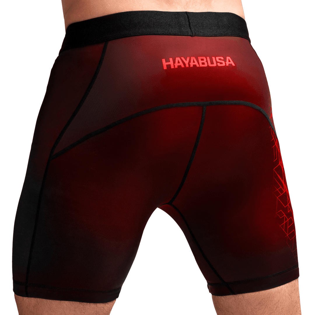 Rückansicht der roten Hayabusa Geo Shorts, Kompressionspassform für Grappling