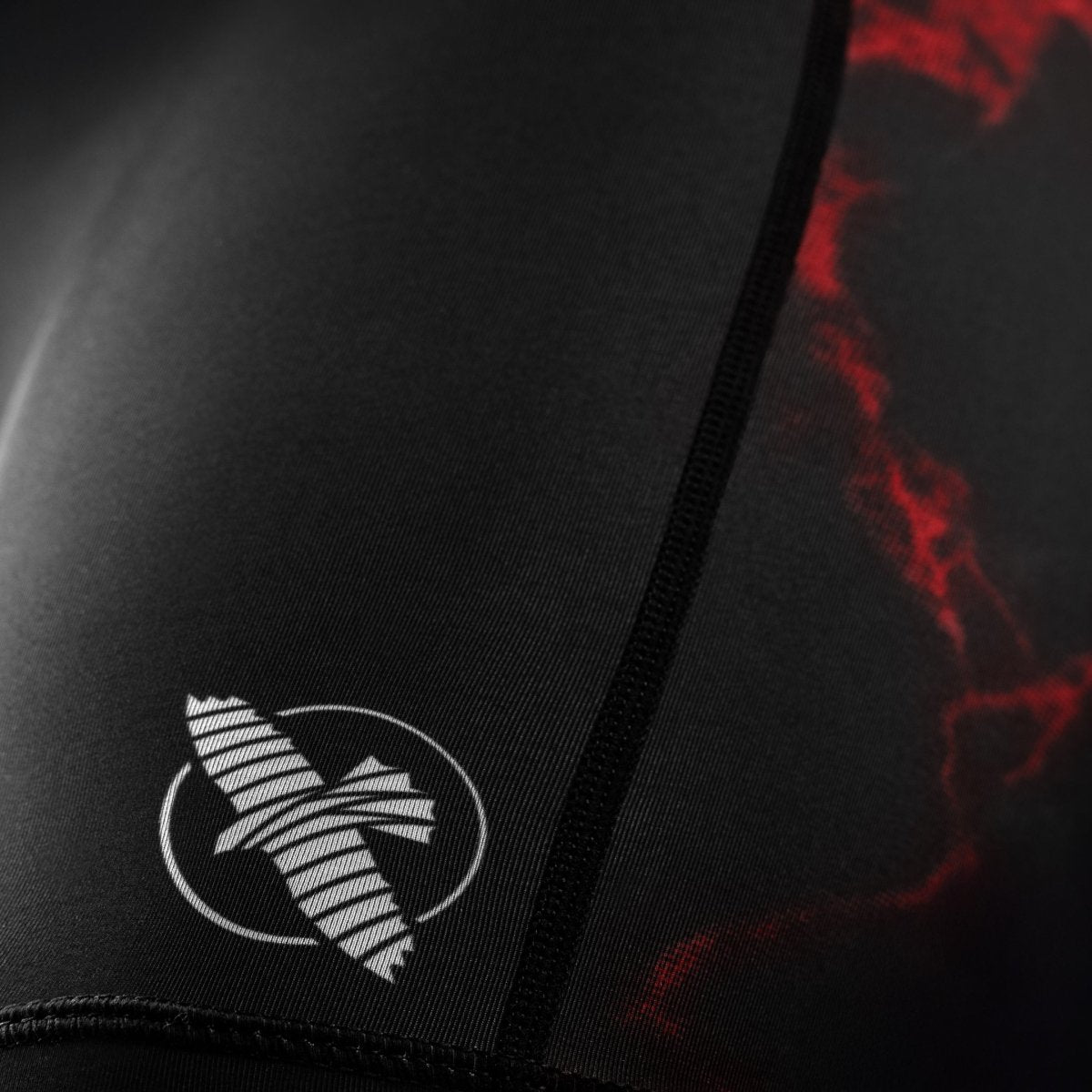 Detail des offiziellen UFC-Logos auf dem Bein der schwarz-roten Vale Tudo Damenshorts