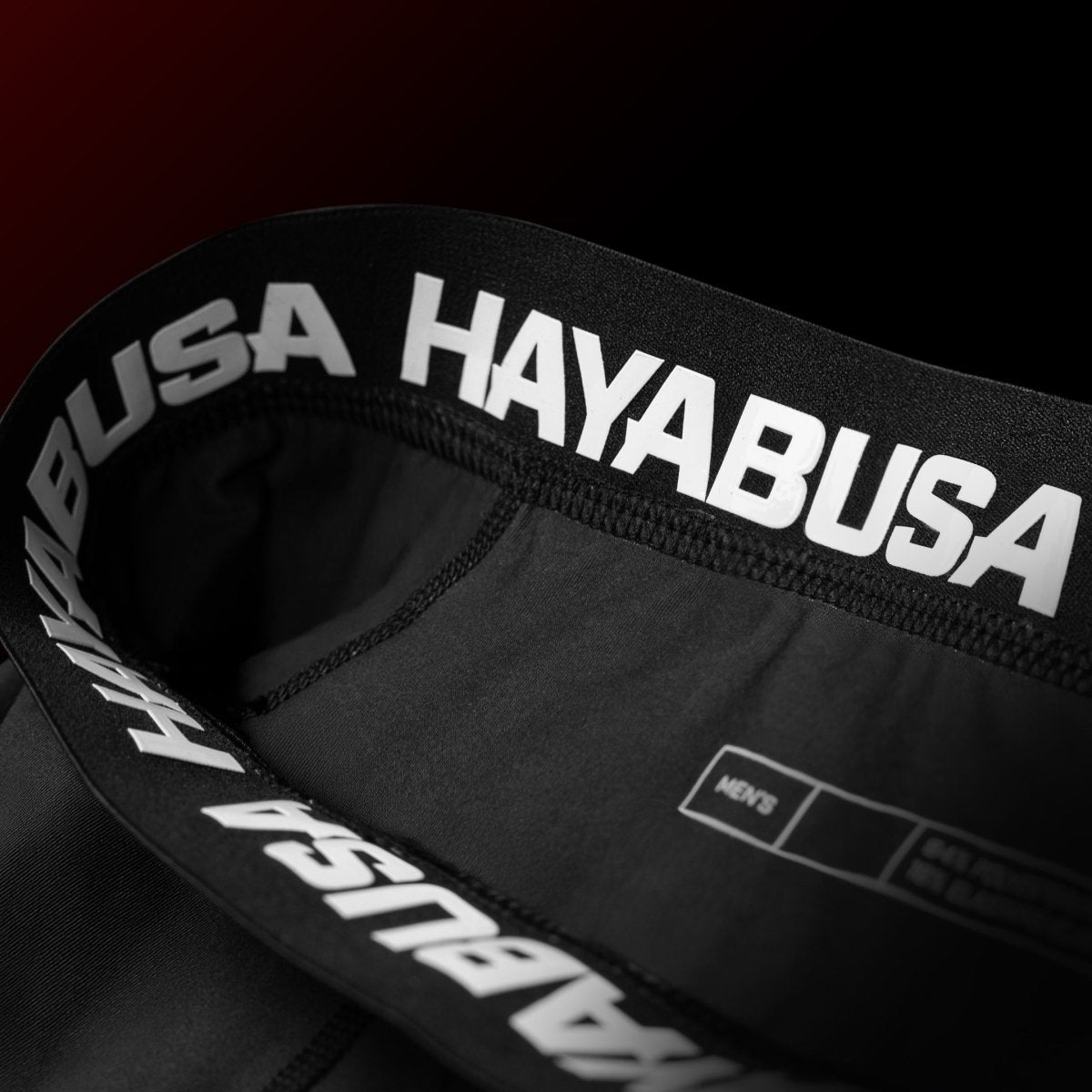 Detail des Silikon-Grip-Bunds der offiziellen rot-schwarzen UFC BJJ-Shorts