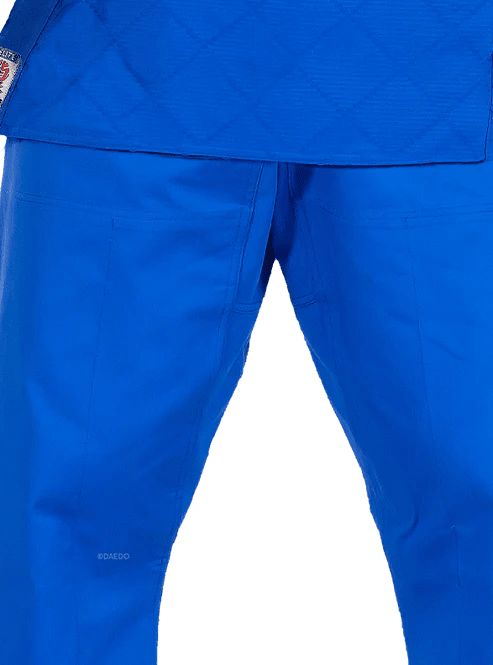 Blaue technische Judogi Daedo Elite-Hose mit ergonomischem Schnitt für maximale Bewegungsfreiheit.