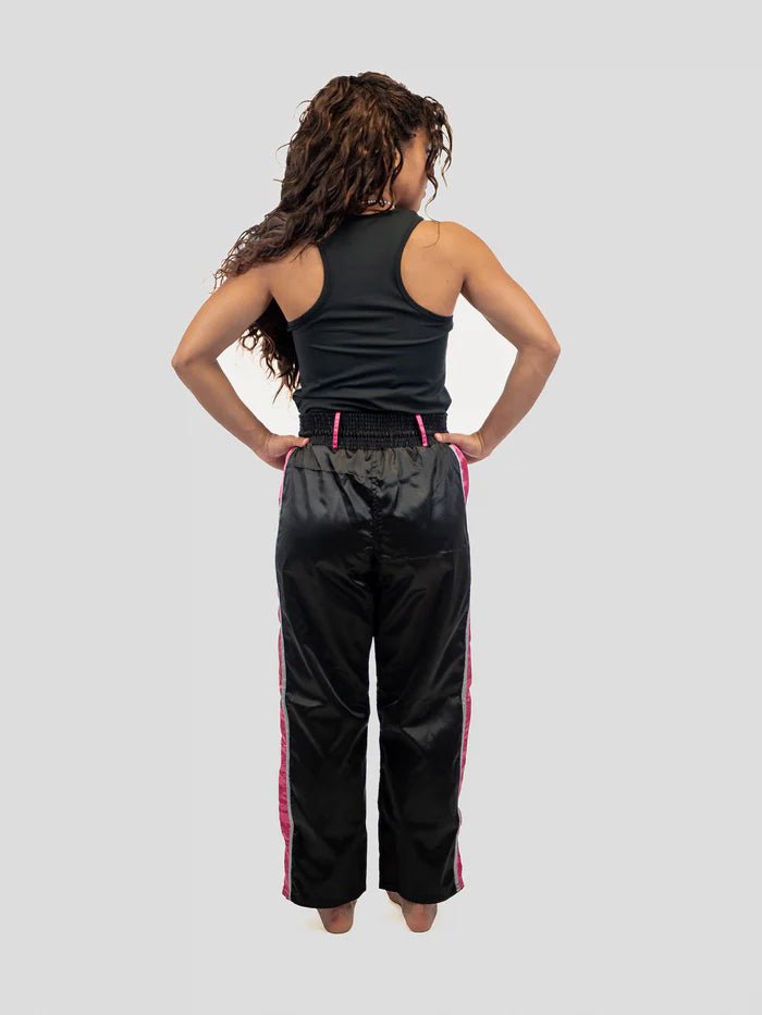 Tampak belakang Celana Boxing Full Contact Metal, Fuchsia Hitam, Karet Pinggang Karet