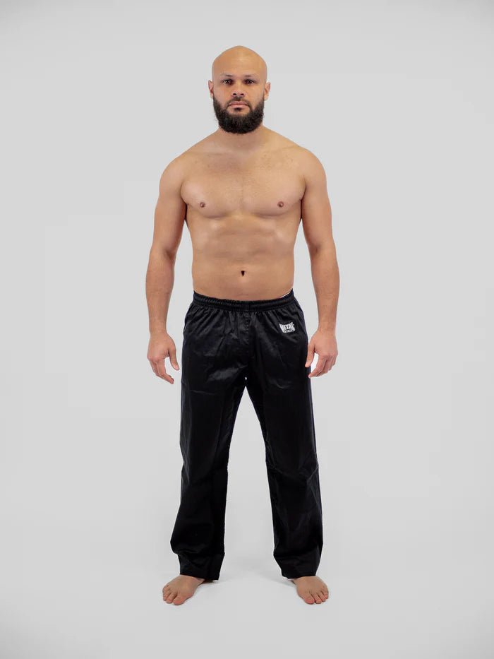 Hauptansicht von vorne: Schwarze Karate-Metal-Boxhose aus 100 % Baumwolle