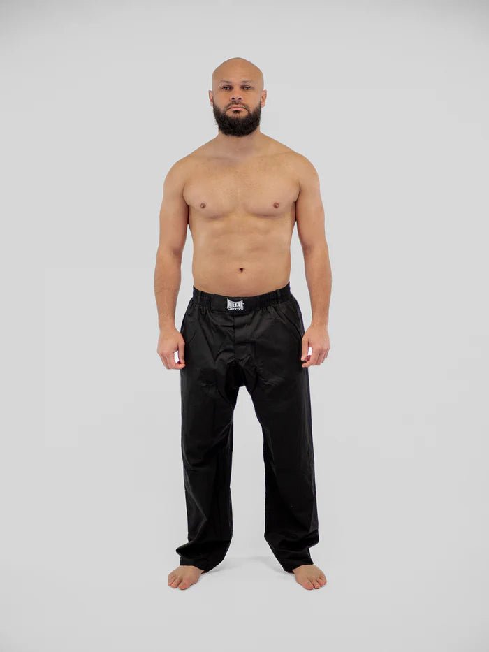 Hauptansicht von vorne: Schwarze Krav Maga-Boxhose aus Metall, getragene Selbstverteidigungstechnik-Pose