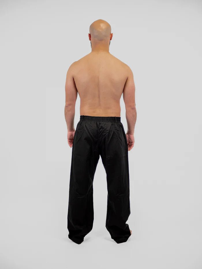 Rückansicht Krav Maga Metal Boxhose schwarz ergonomische Passform und Komfort