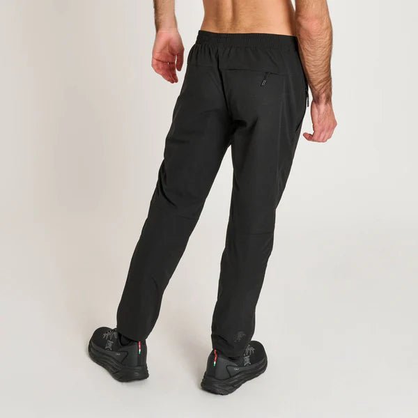 Rückansicht der atmungsaktiven Black Lion Lightweight Track Pants