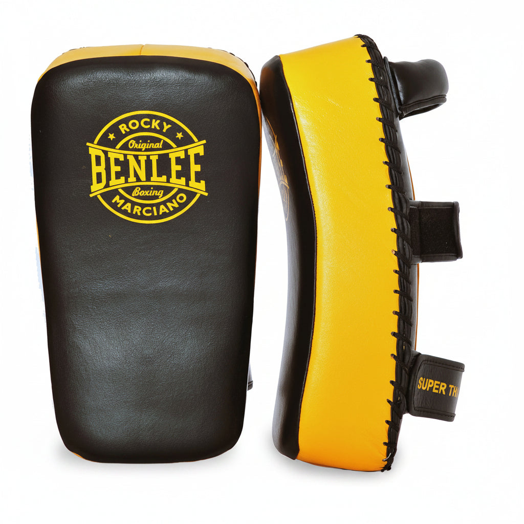 Vista frontale della coppia di pao in pelle BenLee Super Thai Two neri e gialli per Muay Thai