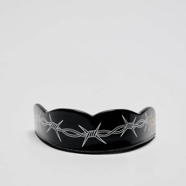 Vorderansicht des Leone x Iuter Barbed Wire Mundschutzes mit anatomischem Design