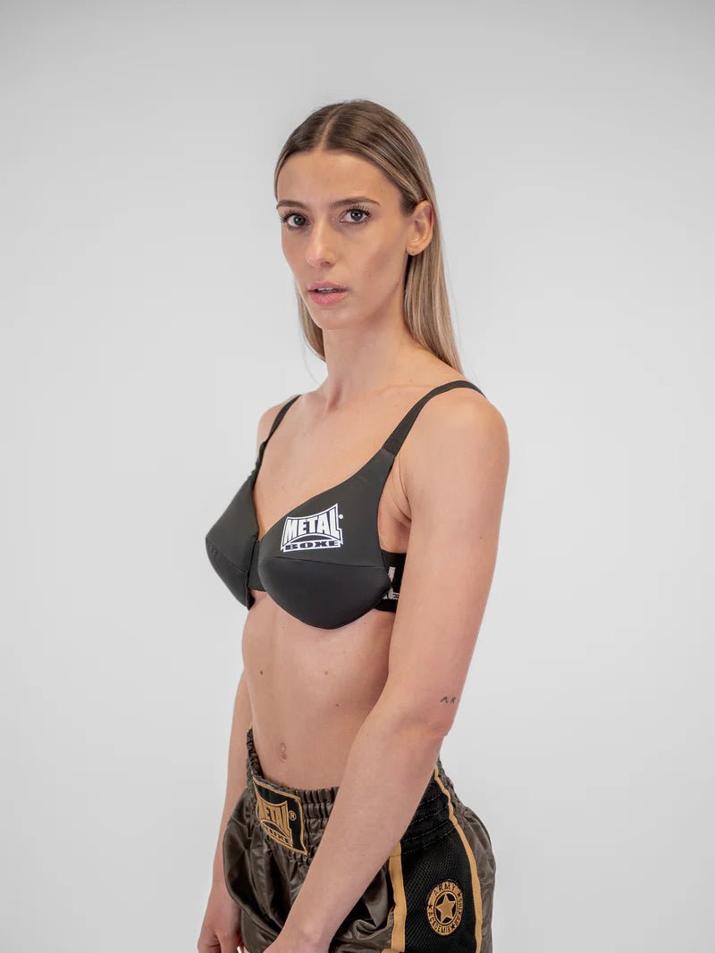 Vedere laterală a protecției de sâni Metal Boxe evidențiind grosimea căptușelii și designul ergonomic