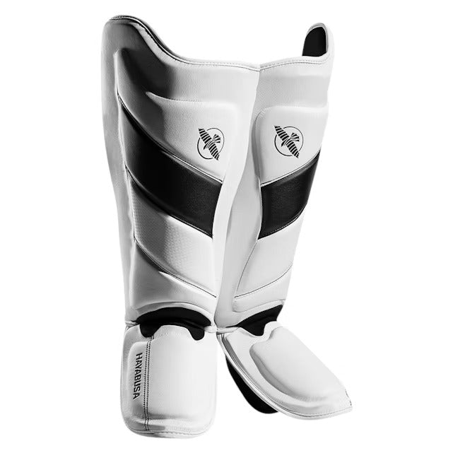 Coppia di parastinchi Hayabusa T3 Striking bianco e nero per kickboxing e MMA, vista frontale