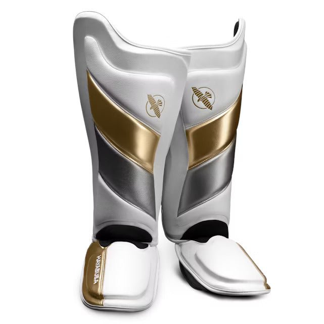 Paar weiß-goldene Hayabusa T3 Markante Schienbeinschoner für Kickboxen und MMA, Vorderansicht