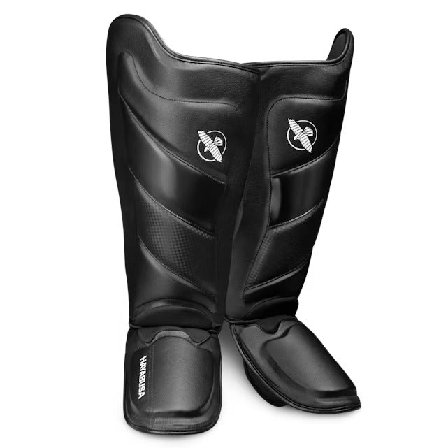 Coppia di parastinchi Hayabusa T3 Striking completamente neri per kickboxing e MMA, vista frontale
