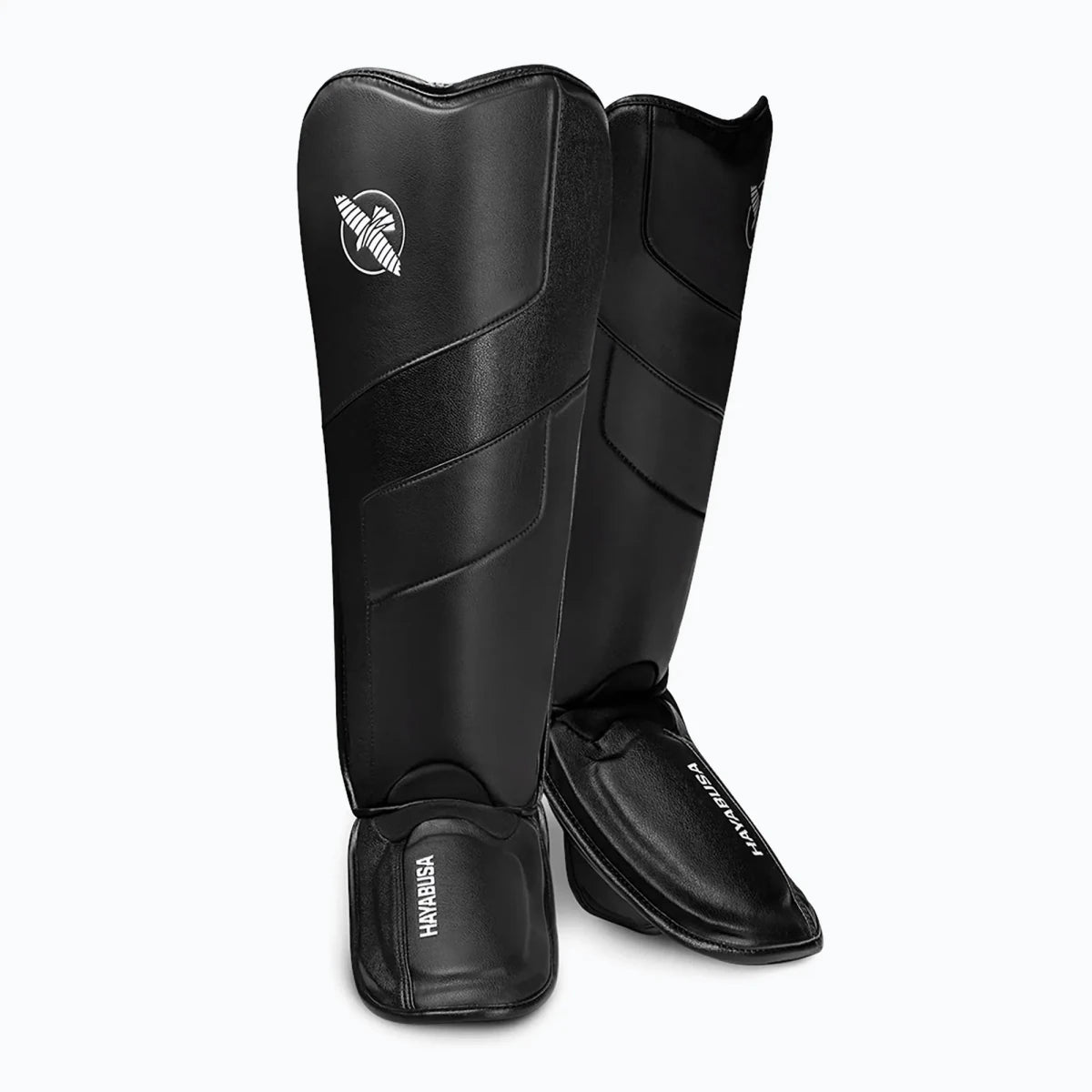 Schwarze Hayabusa T3 Full Back Socken-Schienbeinschoner, Vorderansicht einer professionellen Kickbox-Ausrüstung.
