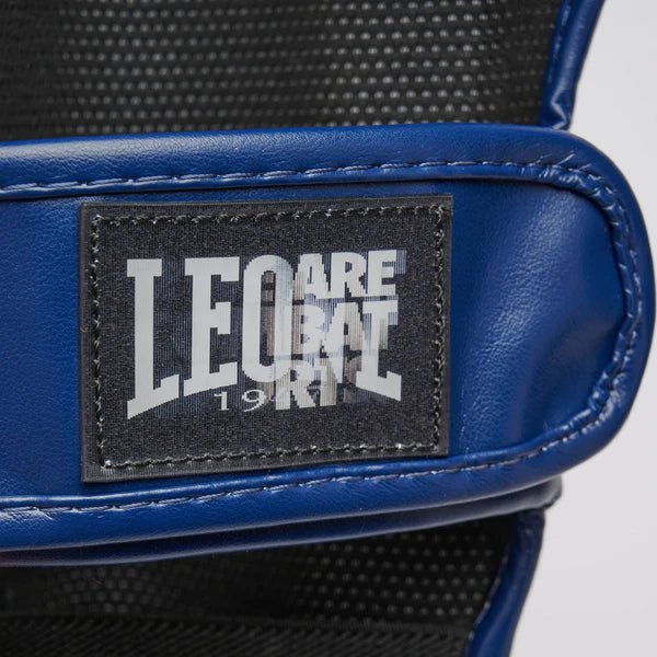 Detail des hinteren Klettverschlusses der blauen Leone Color Block Schienbeinschoner