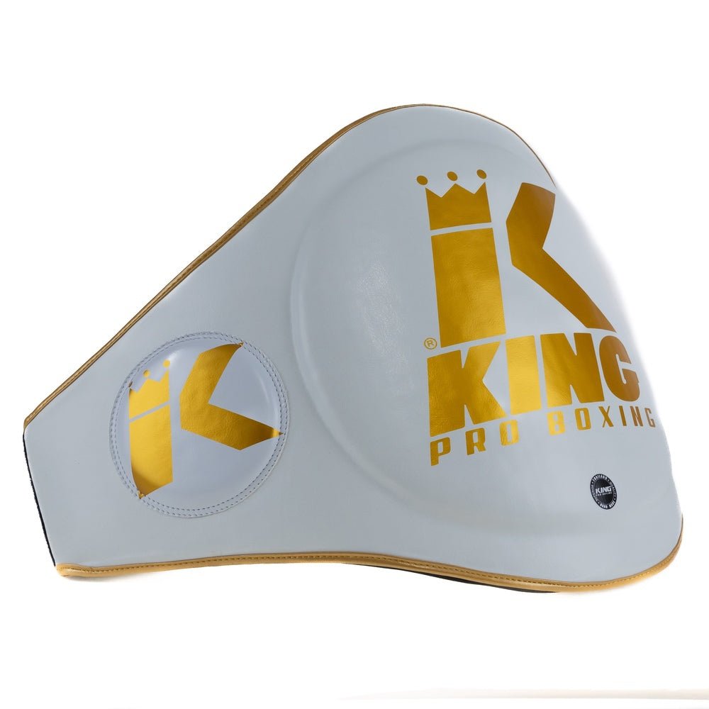 Boční pohled na bílý opasek King Pro Boxing Masters Belt ukazuje ergonomii pro mobilitu
