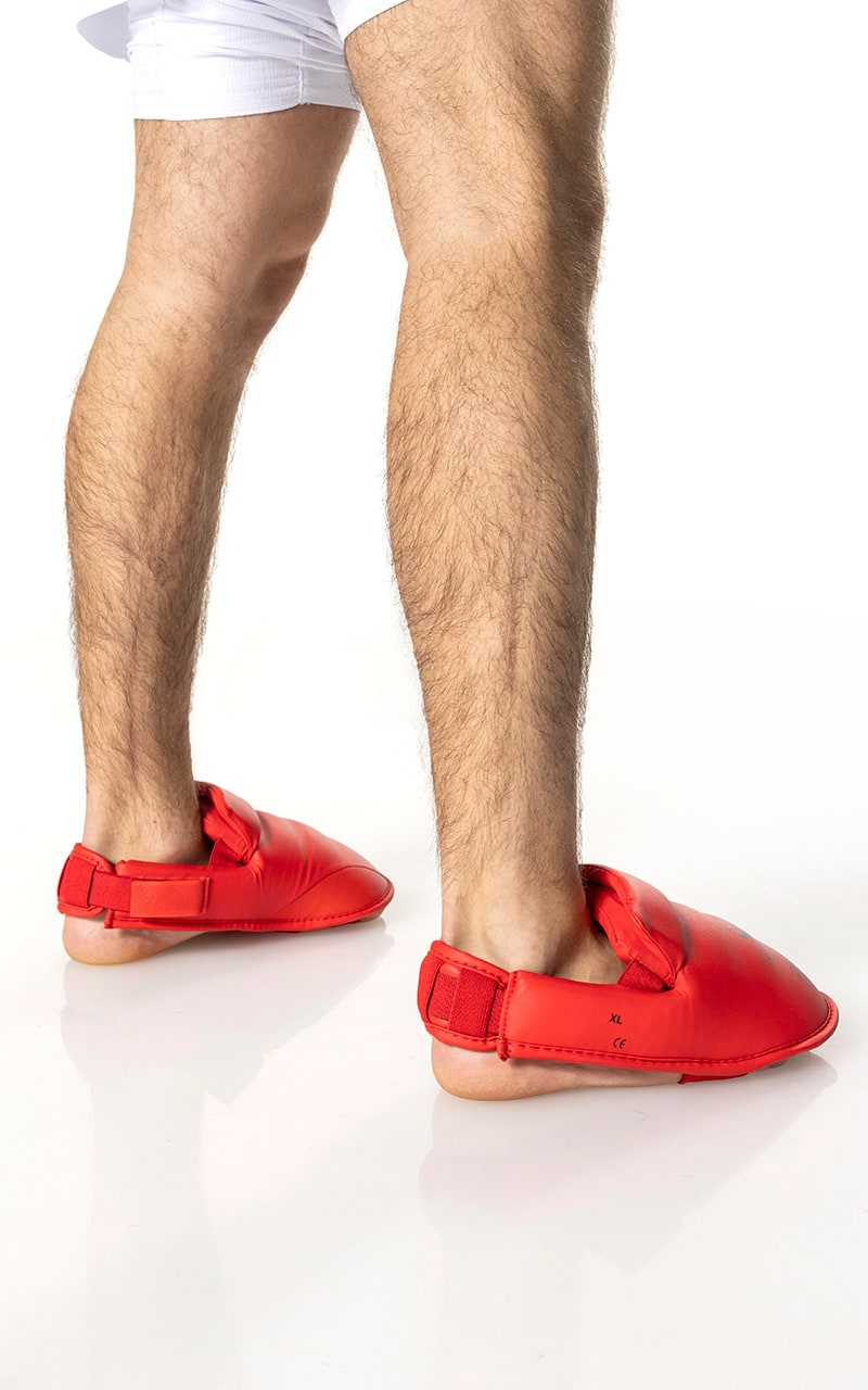 Para-piede rosso Tokaido anatomico e idrorepellente per karate agonistico.