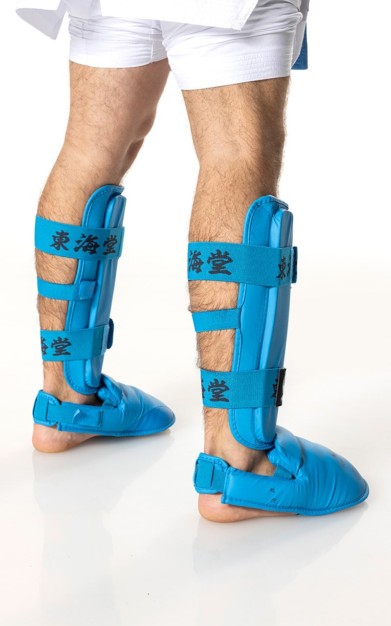 Protezione tibia e piede Tokaido blu in due parti separabili con chiusura a velcro.