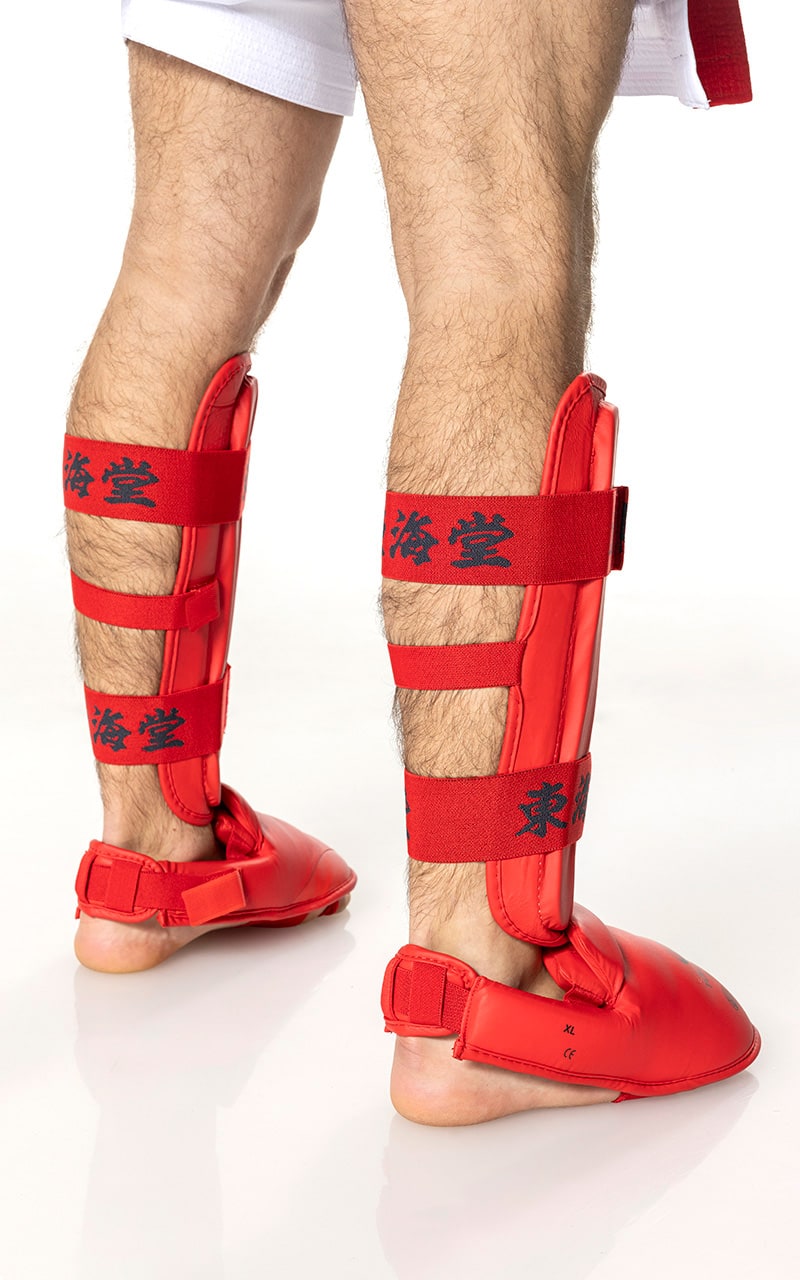Protezione tibia e piede rossa Tokaido in due pezzi separabili con chiusura a velcro.