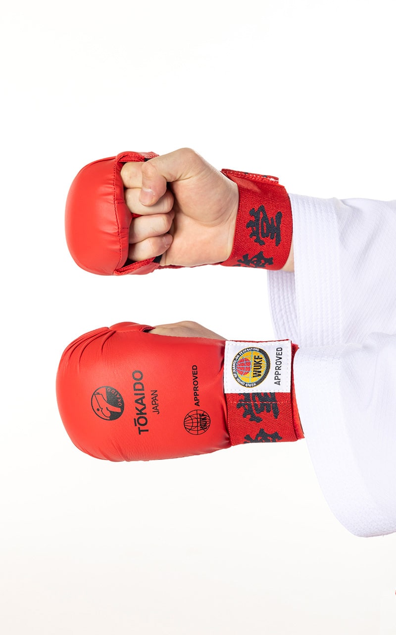 Guantini da Karate Tokaido modello Kanji rossi omologati WUKF per gare internazionali.