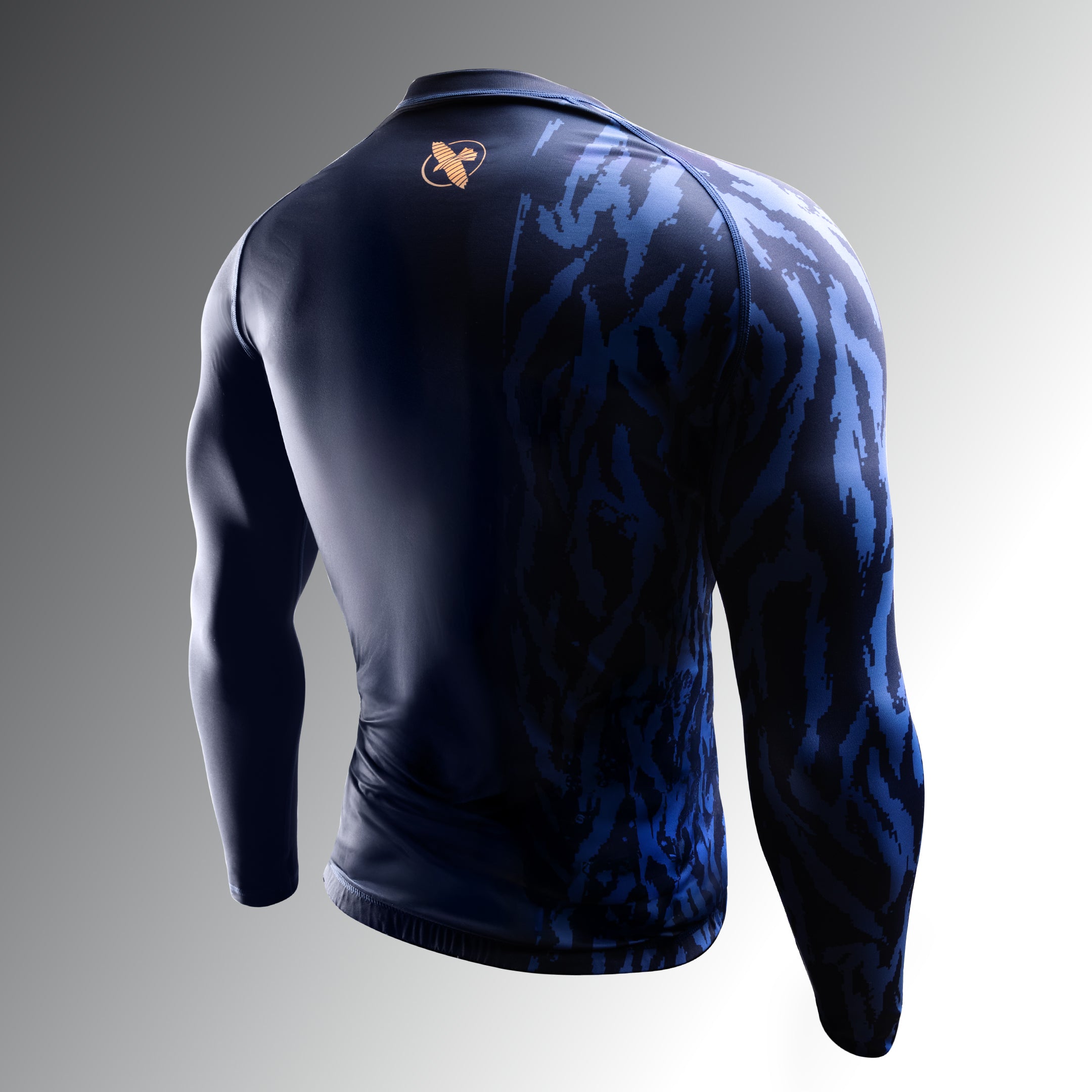 Vista posteriore della rash guard Hayabusa Apex blu, mostra il sistema di bloccaggio in vita