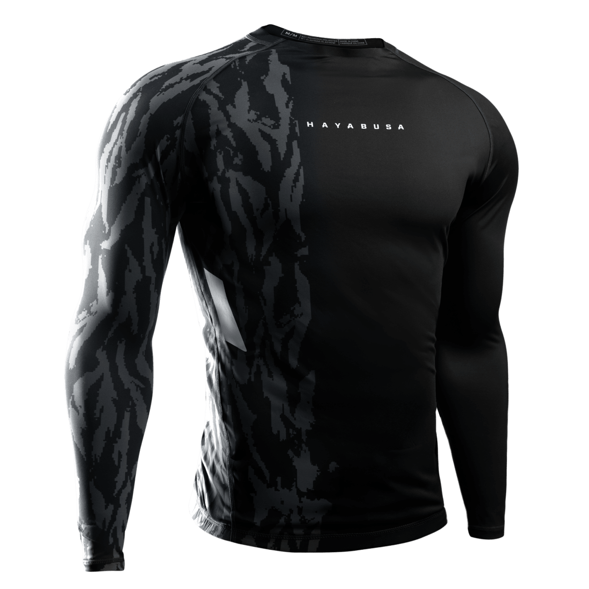 Vue de face du rashguard noir à manches longues Hayabusa Apex, tissu de compression pour BJJ et MMA