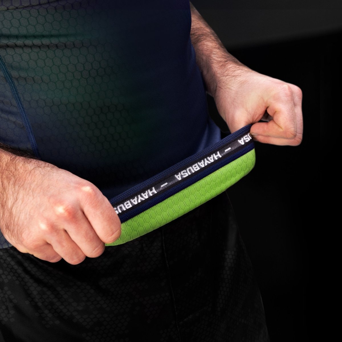 Blick auf die Innenseite des blau/grünen Rashguards Hayabusa Fusion, Detail der Anti-Scheuer-Ausrüstung