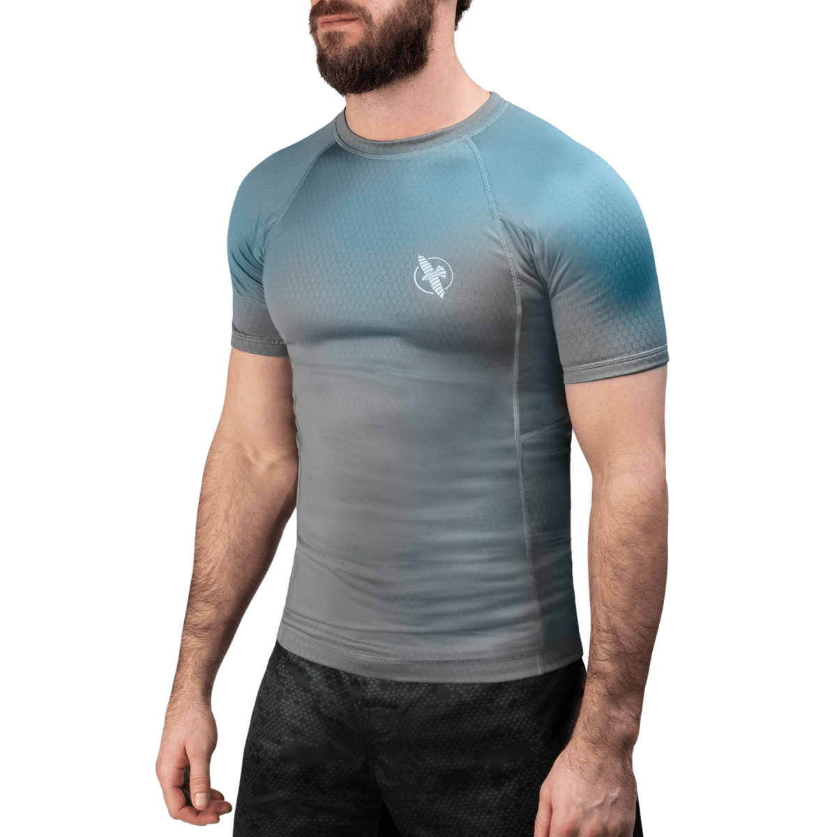 Vue de face du rashguard Hayabusa Fusion gris et bleu clair, coupe ultra-formée haute performance