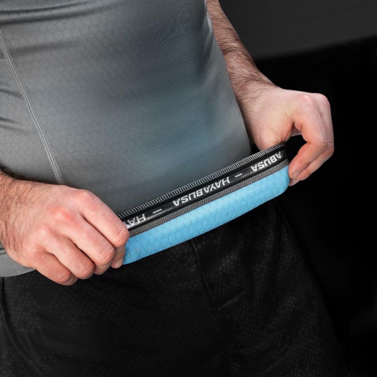 Innenliegendes Detail des Silikonbundes des grau/hellblauen Hayabusa Fusion Rashguards für eine sichere Passform