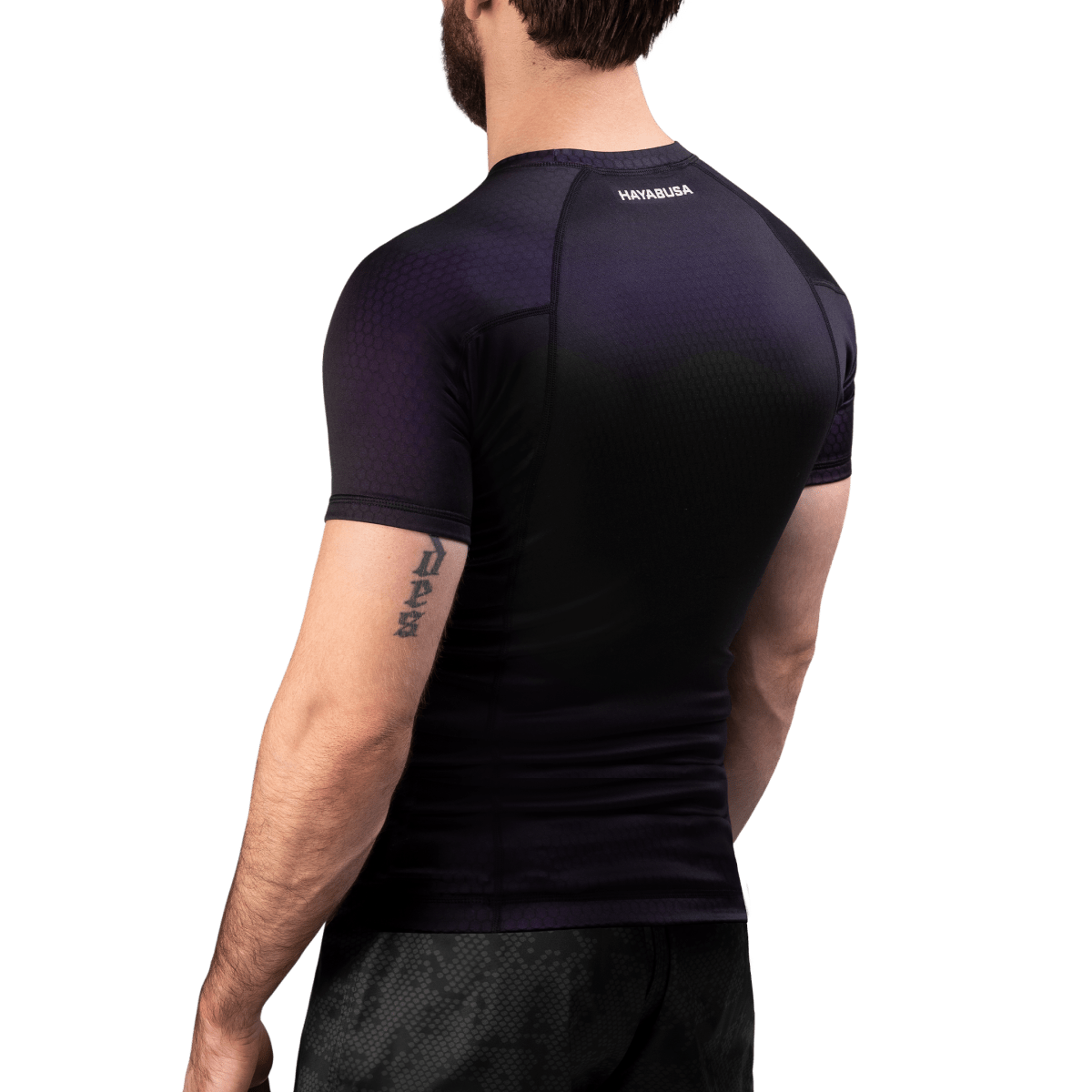 Die Rückansicht des schwarz/lila Hayabusa Fusion Rashguards unterstreicht das ergonomische 8-Panel-Design
