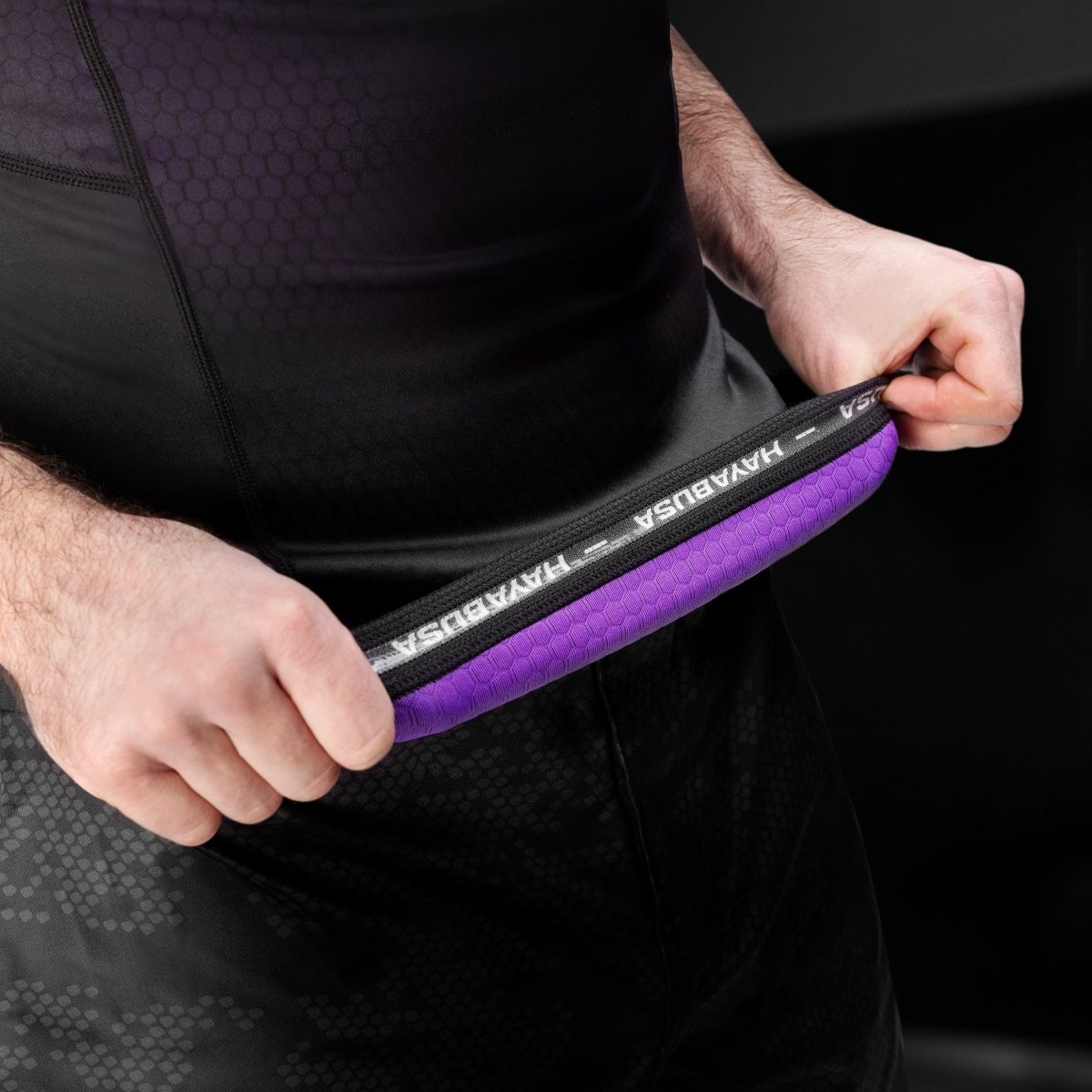 Innendetail des Hayabusa Fusion Rashguards, das den rutschfesten Silikongriff an der Taille zeigt