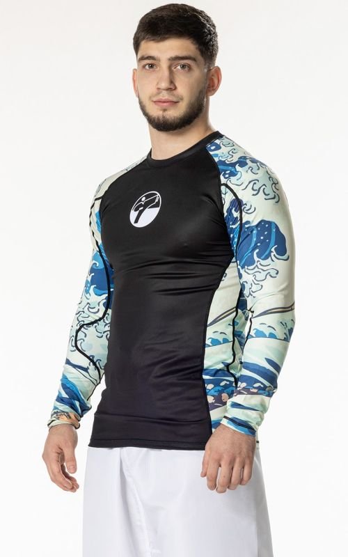 Vooraanzicht van de zwarte Tokaido Tsunami-rashguard met Japanse graphics en sublimatielogo's