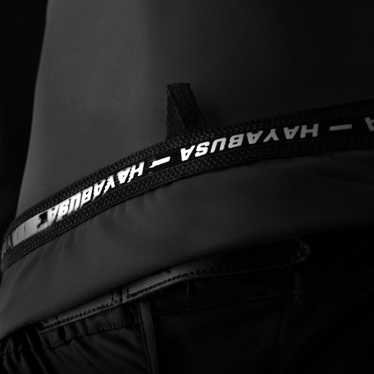Detail der technischen Beschreibung und internen Spezifikationen, die auf dem schwarzen Hayabusa-Rashguard aufgedruckt sind