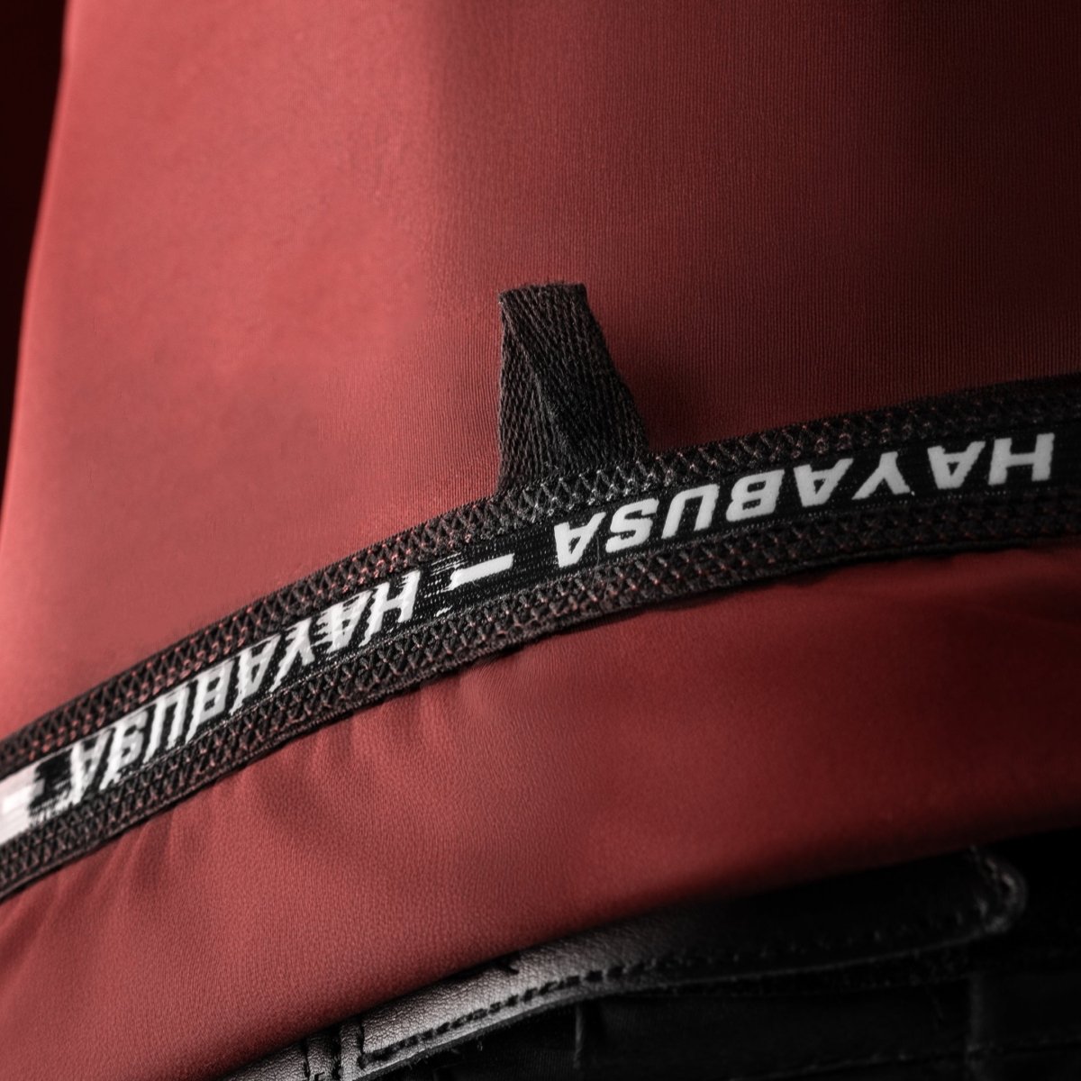Technisches Detail des internen Schriftzugs am Hals des roten Hayabusa Core Rashguards