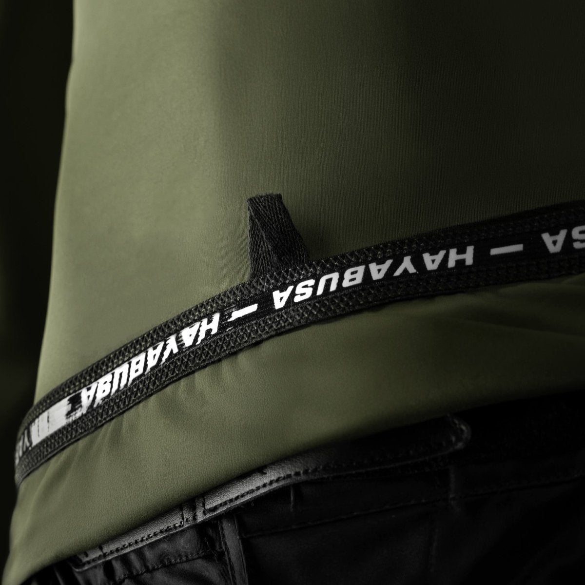 Detailaufnahme der internen technischen Informationen zum grünen Hayabusa Core Rashguard