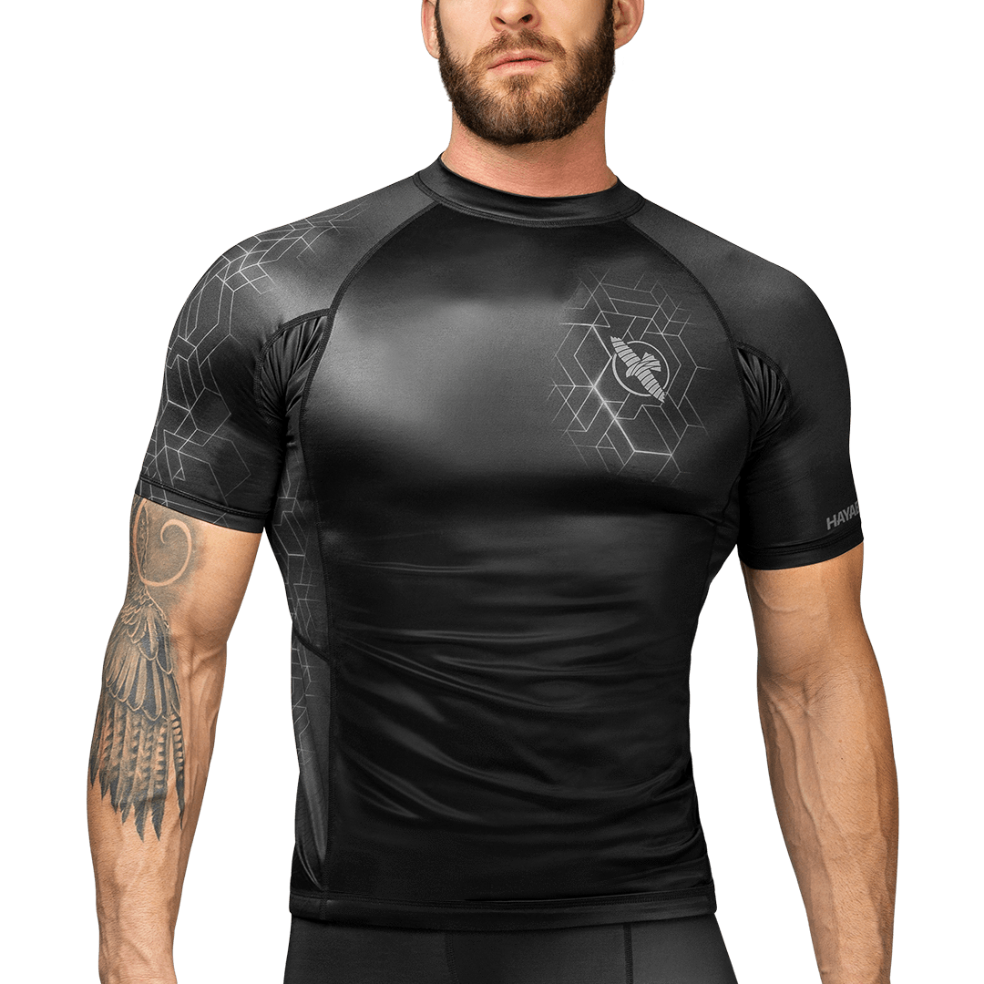 Vista frontale della rashguard Hayabusa Geo grigia a maniche corte con design geometrico