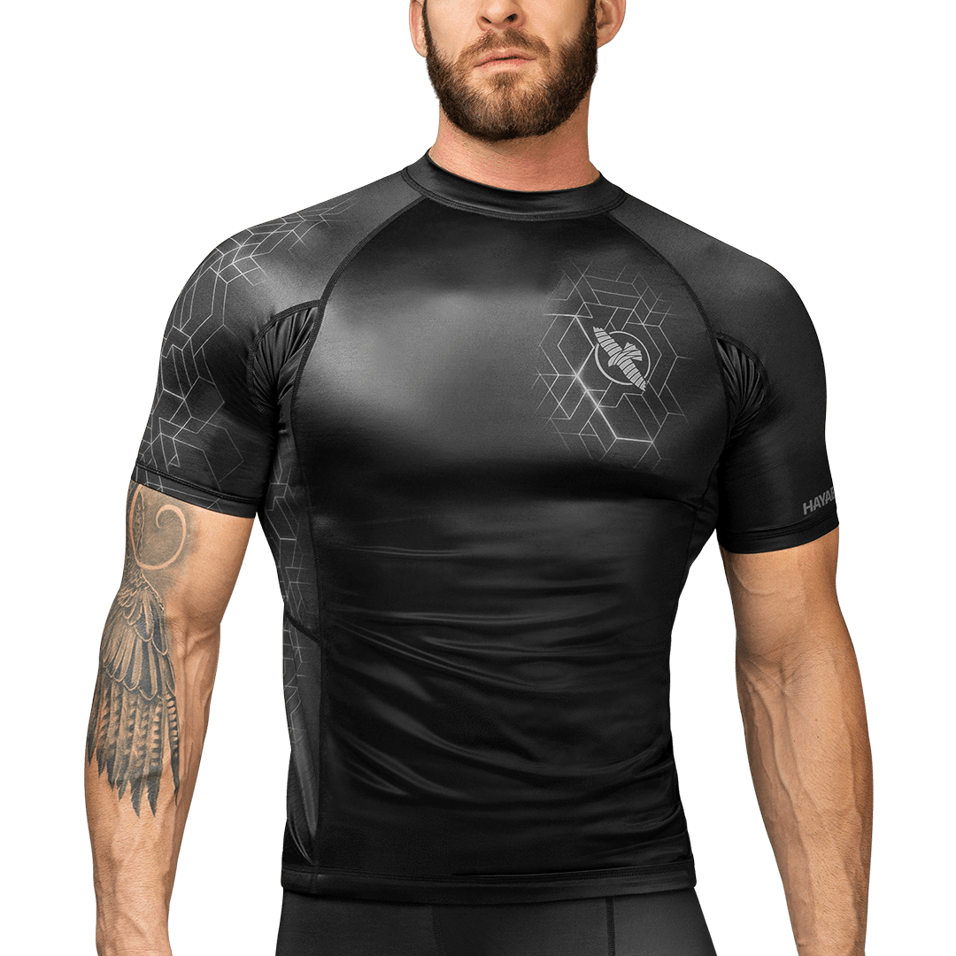 Vue de face du rashguard gris à manches courtes Hayabusa Geo à motif géométrique