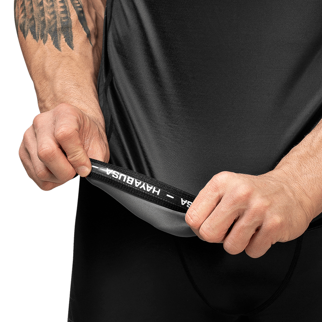 Detail des Hayabusa-Schriftzugs auf dem grauen Geo-Rashguard