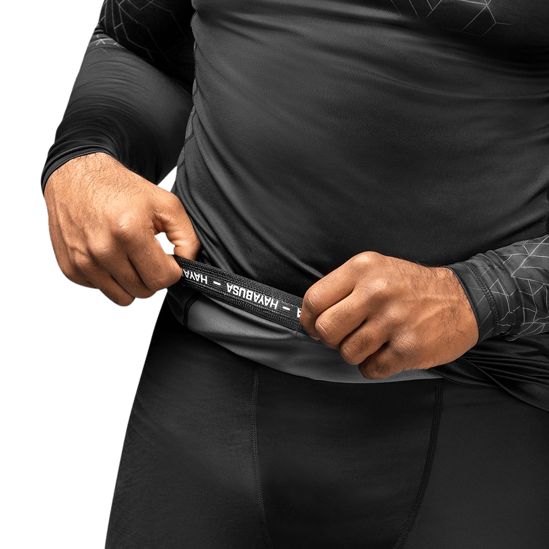Détail d'écriture interne du rashguard Hayabusa Geo gris, design ergonomique et protecteur