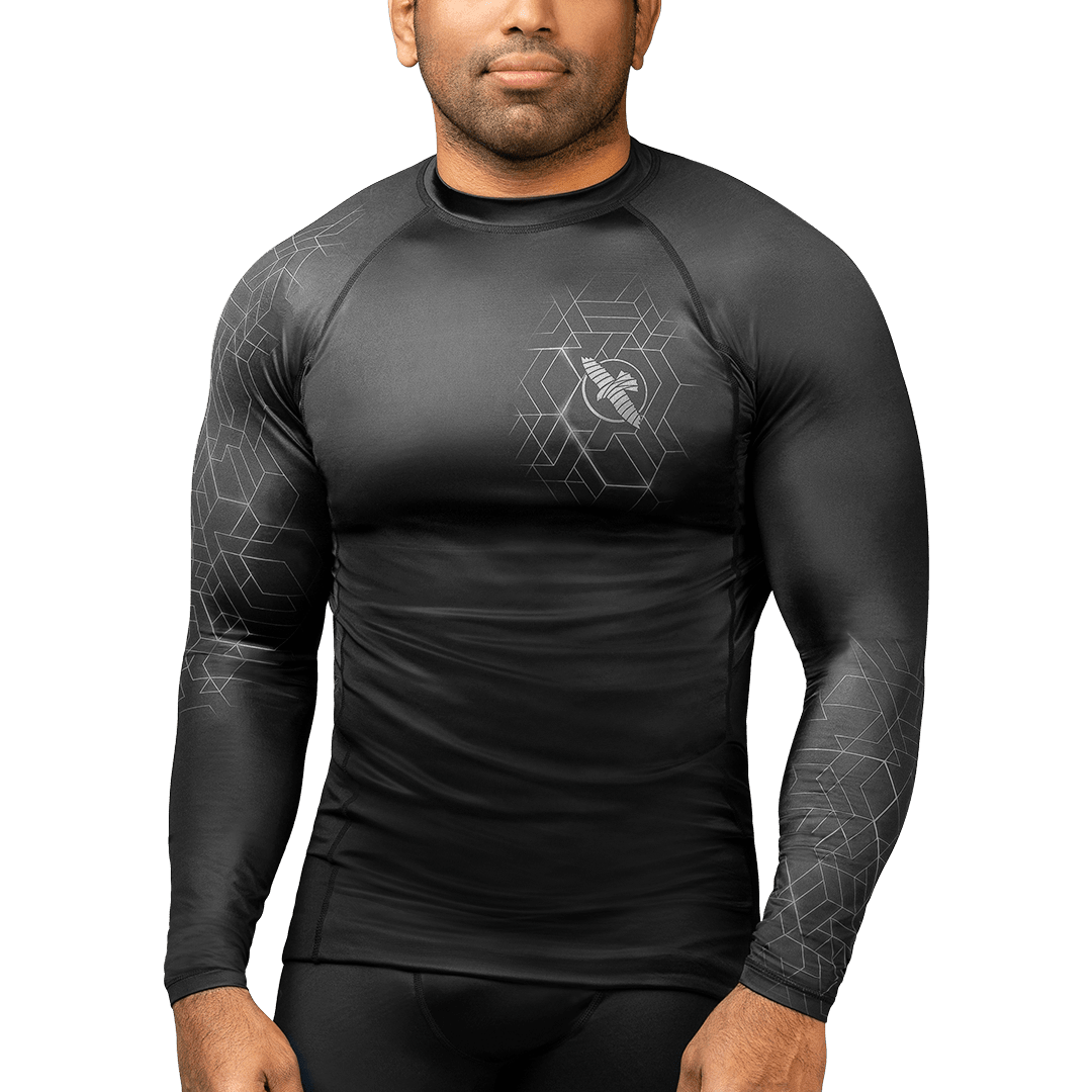 Vooraanzicht van de grijze Hayabusa Geo rashguard met lange mouwen en geometrische graphics