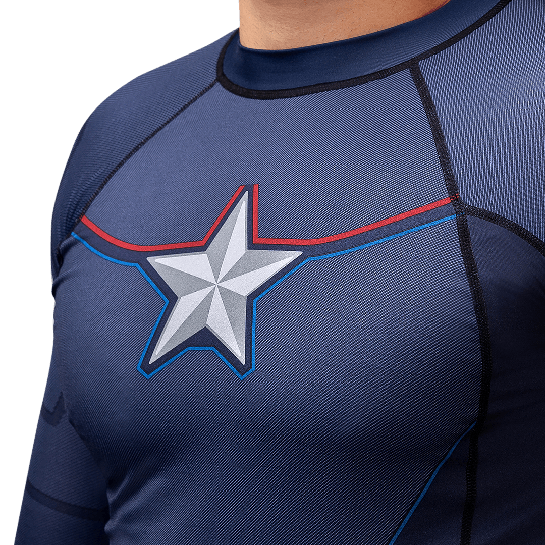 Detalhe dos gráficos e costura flatlock no rashguard Marvel Capitão América