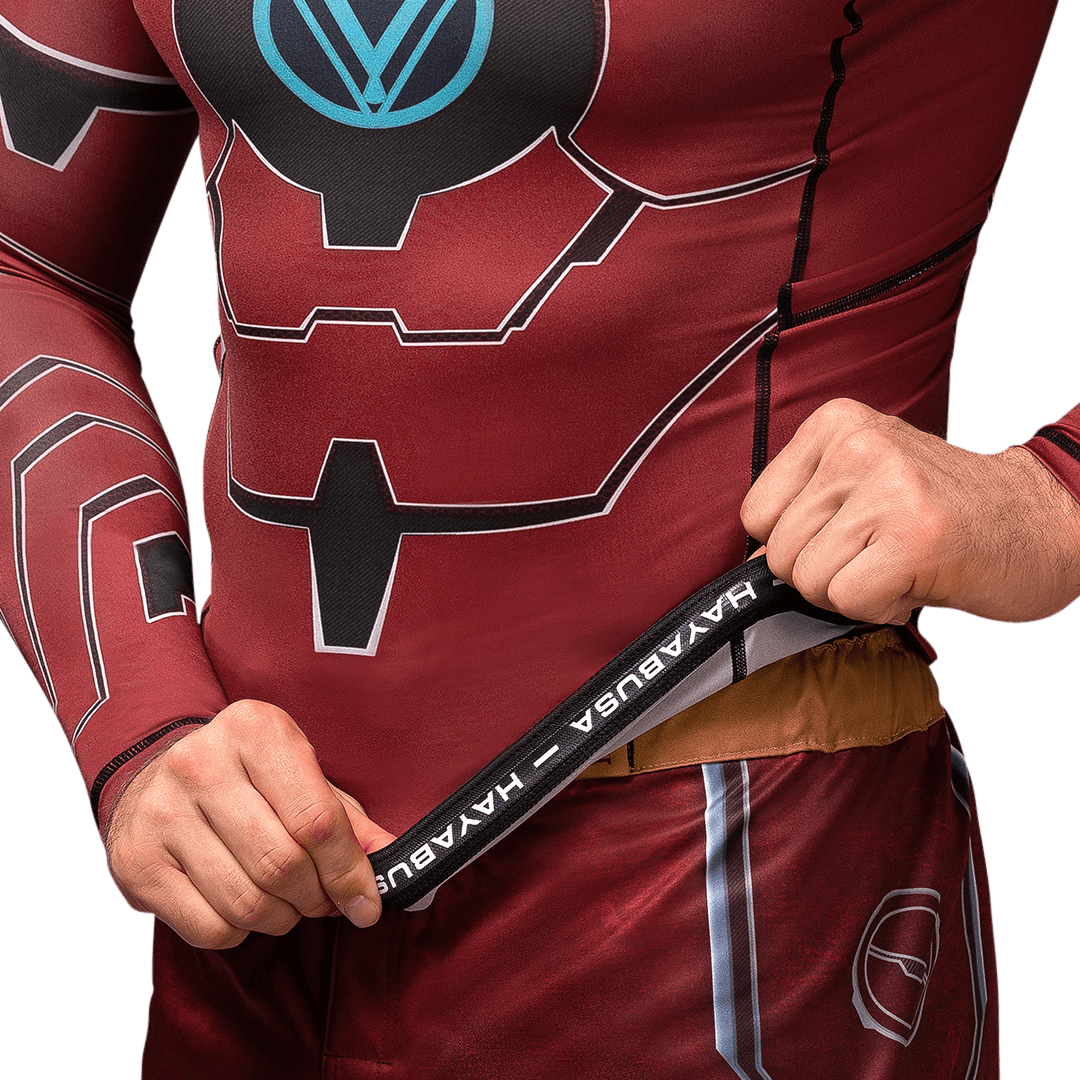 Detail nápisu Hayabusa vytištěný uvnitř límce rashguarda Marvel Iron Man