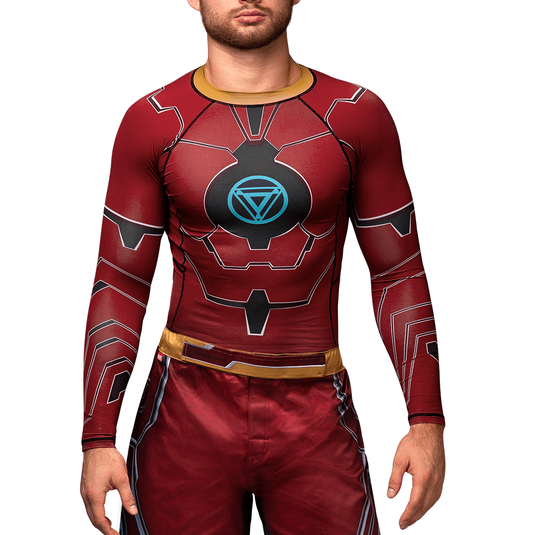 Vue de face du rashguard à manches longues Hayabusa Marvel Iron Man avec le design de l'armure de Tony Stark