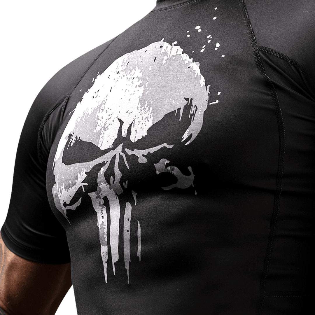 Détail du logo et coutures renforcées sur le rashguard Marvel The Punisher