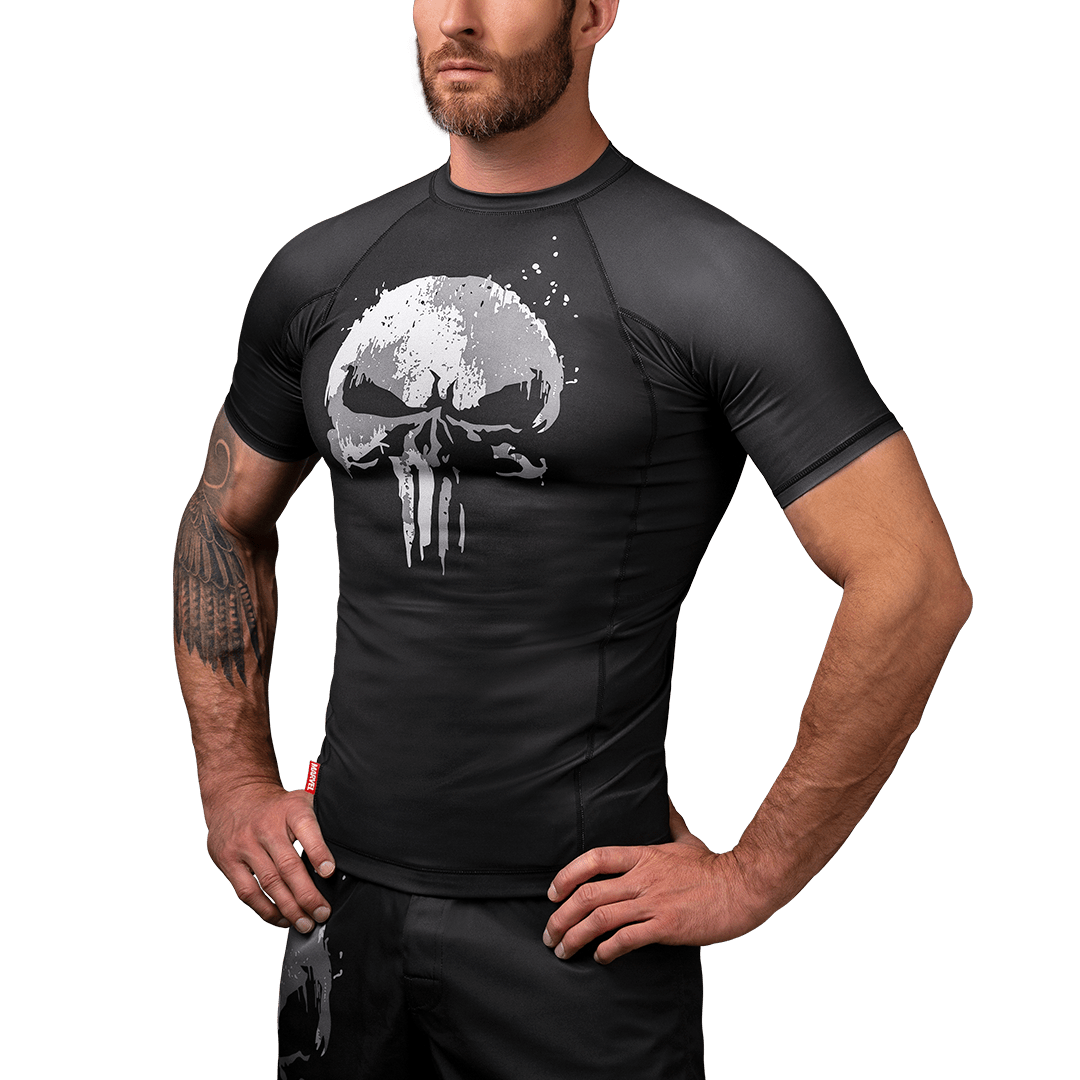 Vue de face du rashguard noir Hayabusa Marvel The Punisher avec le logo emblématique du crâne