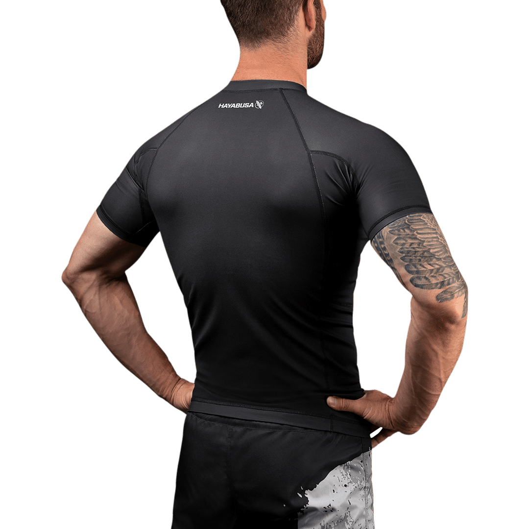 Vue arrière du rashguard The Punisher Hayabusa, conception technique pour la compression MMA