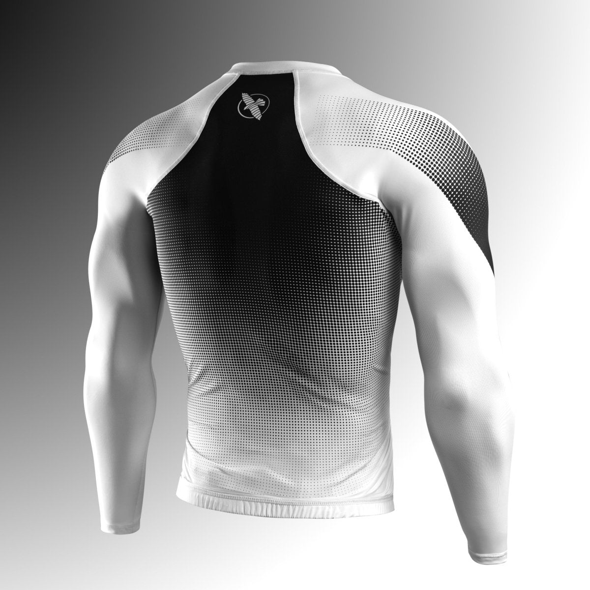 Rückansicht des weißen Hayabusa Pro Ranked Rashguards mit langärmligen Stretcheinsätzen