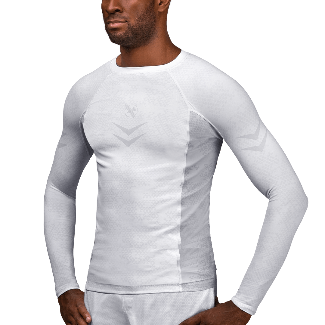 Vue de face du Rashguard Hayabusa Ranked White à manches longues pour ceintures blanches