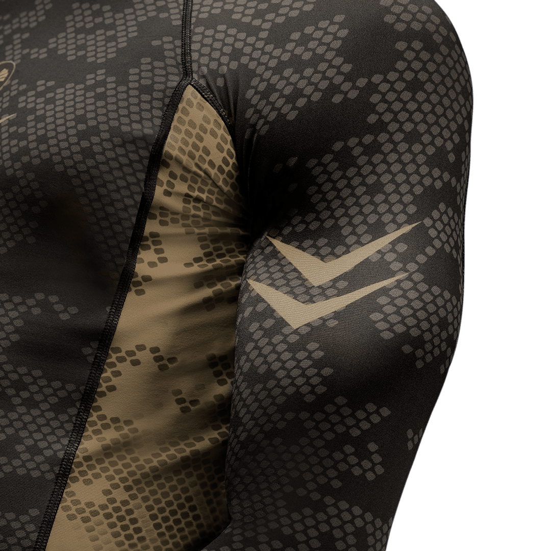 Tampak belakang Rashguard Hayabusa berwarna coklat, kain bernapas yang sangat tahan