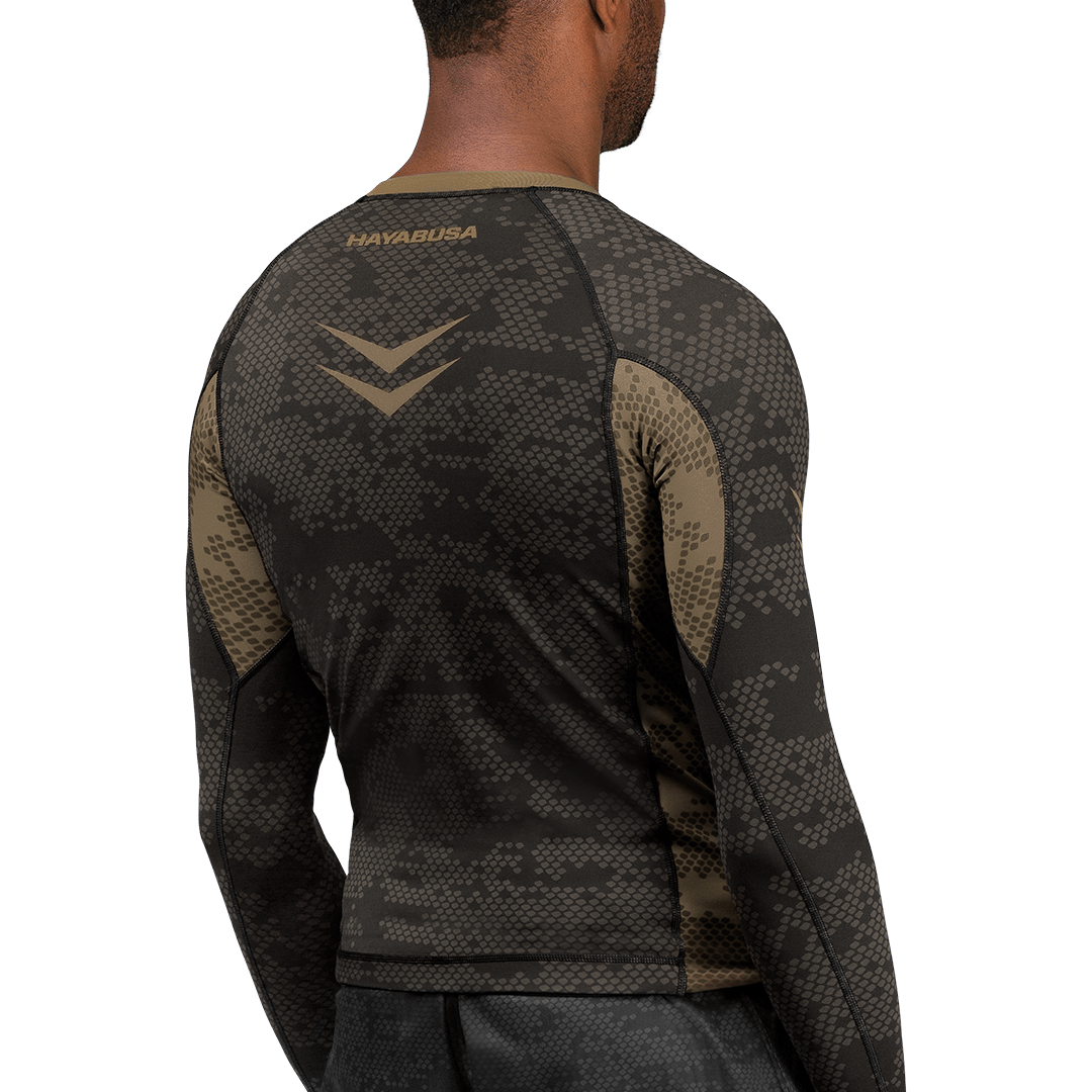 Detail bagian bahu dan tenunan kain berwarna coklat pada Rashguard Hayabusa