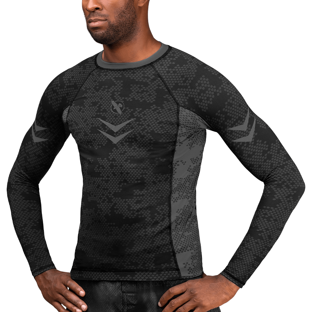 Tampak depan Rashguard peringkat Hayabusa hitam, disetujui untuk sabuk hitam